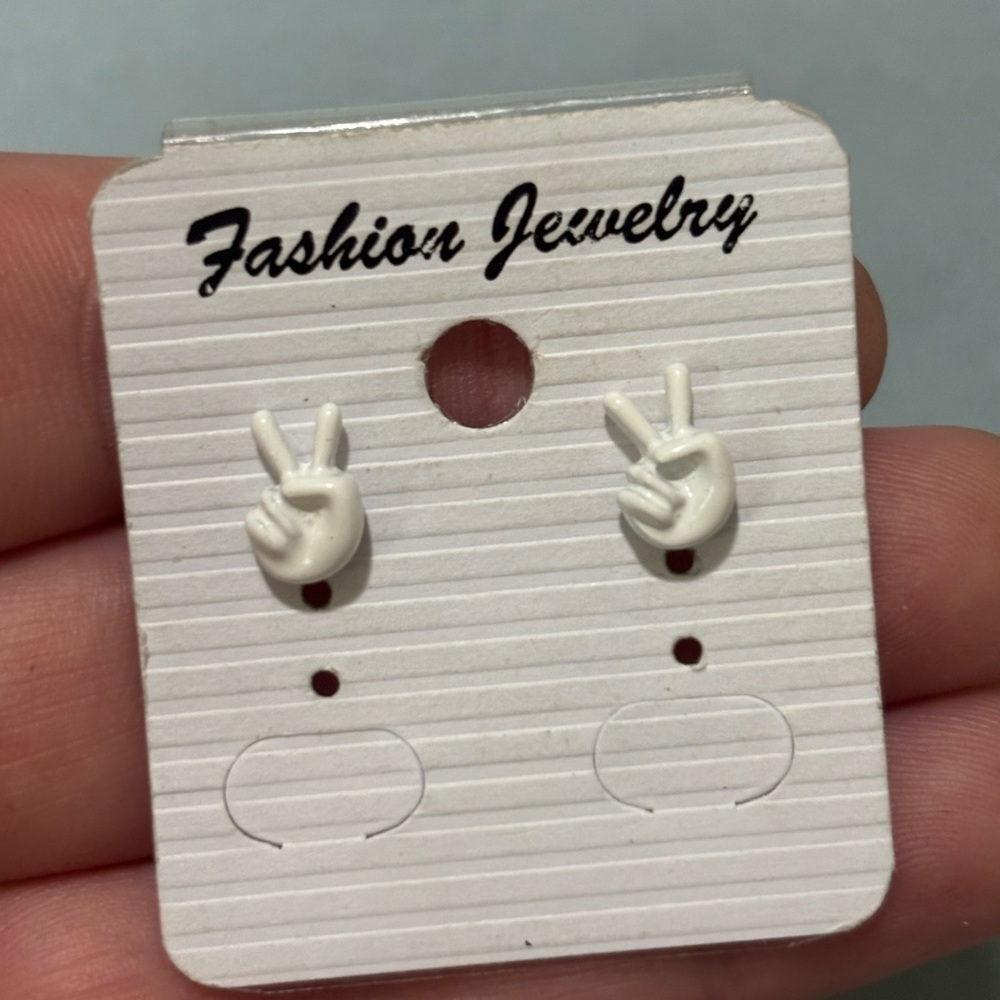 Stud earrings - Picture 14 of 16